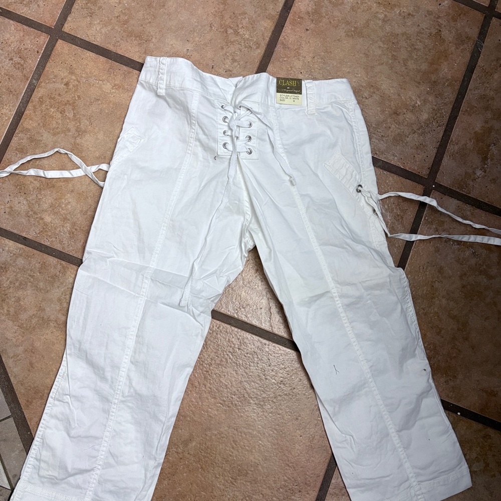 Women's White Capris with Button and lace-up back Detail size M - Picture 2 of 8